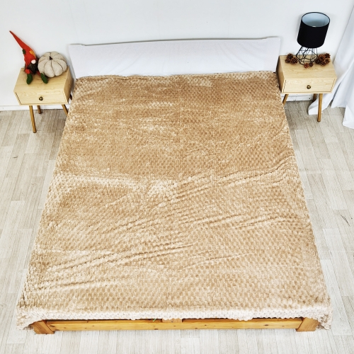 Koc z Mikrofibry Pluszowy tłoczony 200x220 - Jasny Beż, koc rozłożony na łóżku